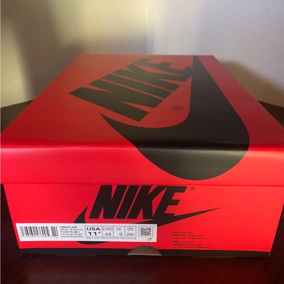 Jordan 1 Retro - Satin Bred - Picture 3 of 4